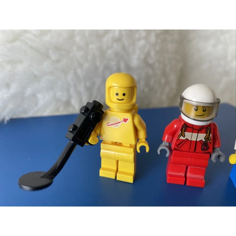 Lego Minifigures Lot of 4! Vintage Spaceman, Fire Pilot, Town Woman, Bear Cub!!